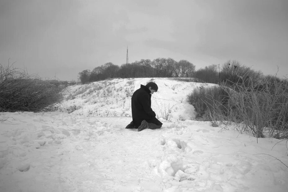 Зимнее одиночество. Снег одиночество. Одиночество зимой. Парень зимой. Идущий в дорогу и скучающий в одиночестве