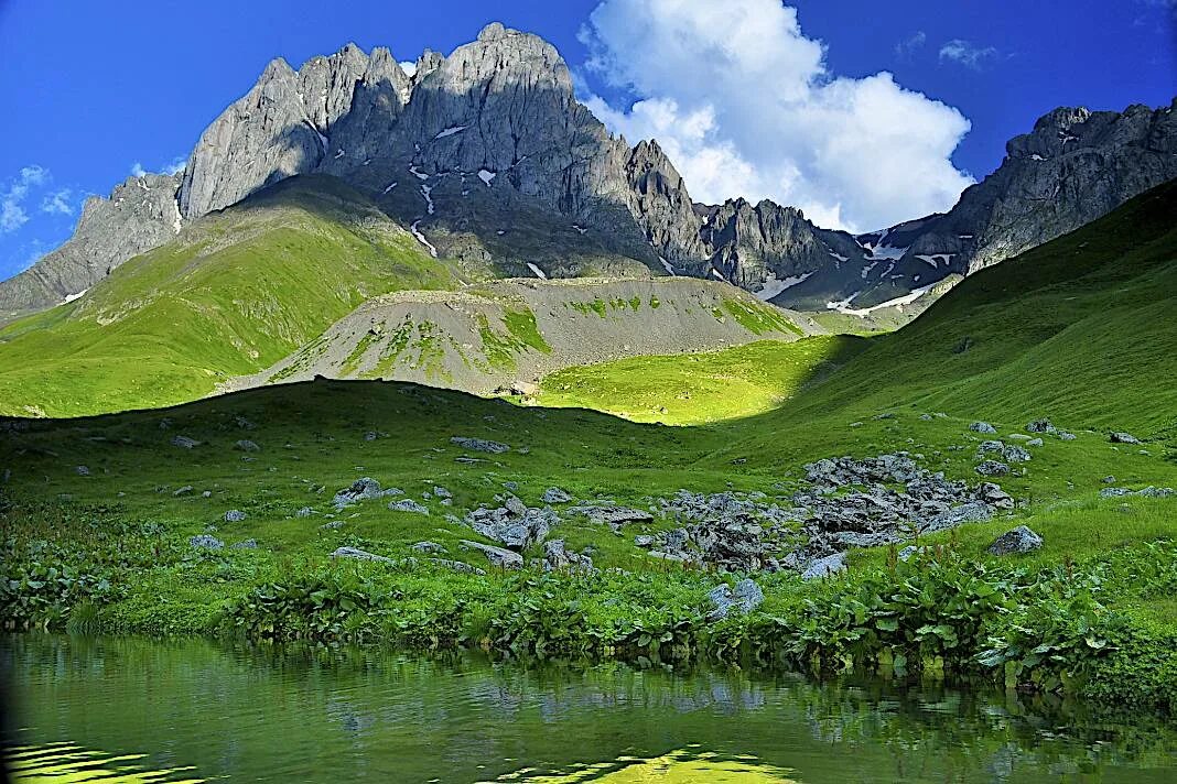 Кавказ грузия армения. Кавказский хребет северная осетия. Северная осетия в горах кавказа. Домбай курортный посёлок дагестан. Предгорье кбр горы кбр.