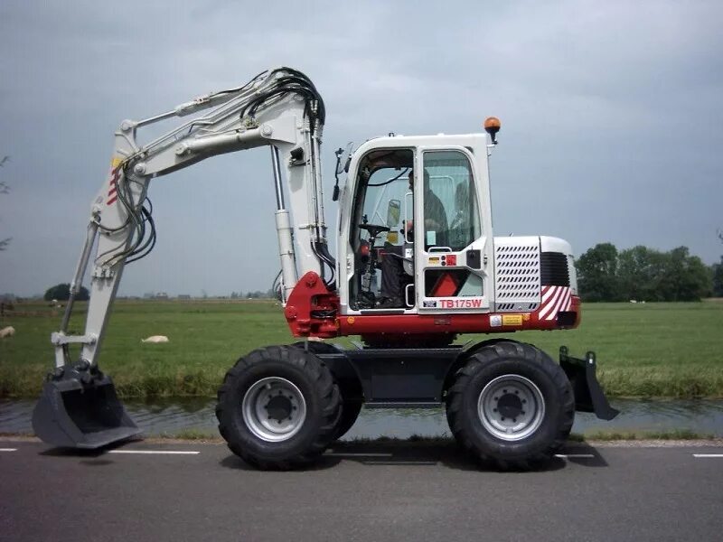 Takeuchi tb175. Мини колесный экскаватор Atlas 804. Такеучи колесный экскаватор. Такеучи 175.