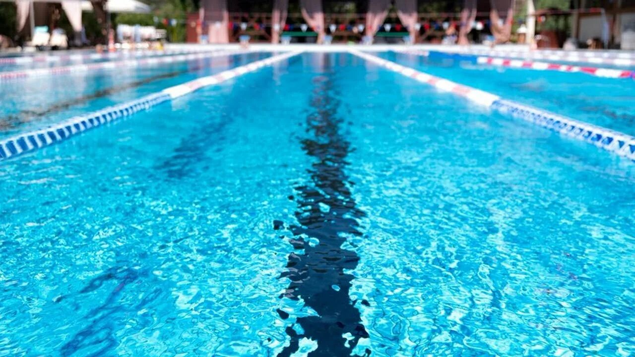 Прозрачная вода в бассейне. Ступени в бассейне. Голубой бассейн. Fake swimming pool («поддельный бассейн»). Лестница для бассейна.