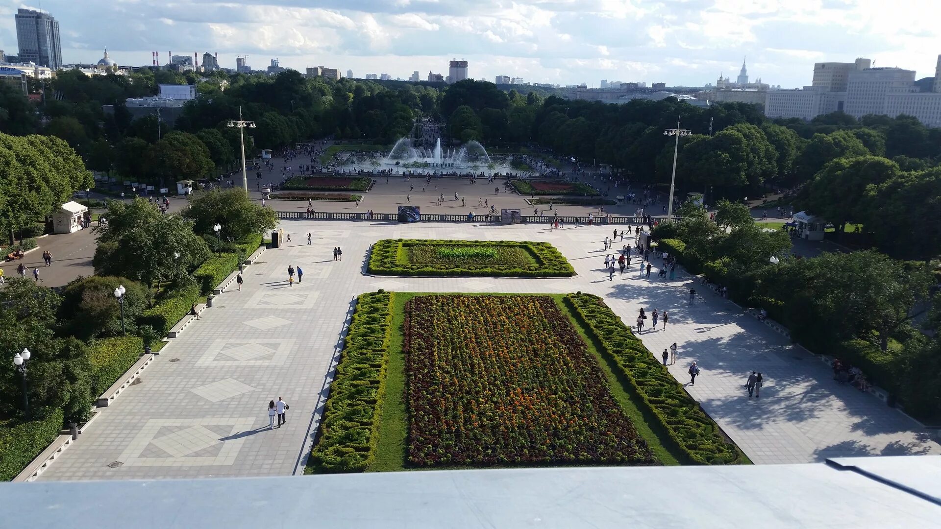 Крымский вал парк горького. ЦПКИО им. м. Горького. Парк Горького Москва. Парк м Горького Москва. ЦПКИО Горького Москва.