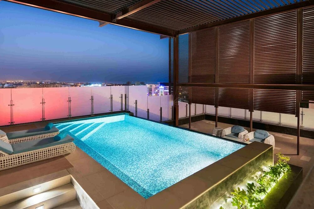 Отели с собственным бассейном. Grand millennium hotel muscat 5*. grand millennium 5 оман. номер с бассейном. номера с собственным бассейном.