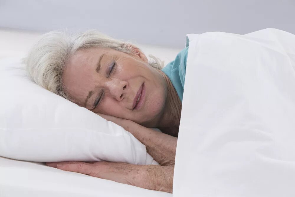 Сколько спят пожилые. Сон пожилых людей. Бессонница у пожилых. Здоровый сон пожилых людей. Сон в пожилом возрасте.