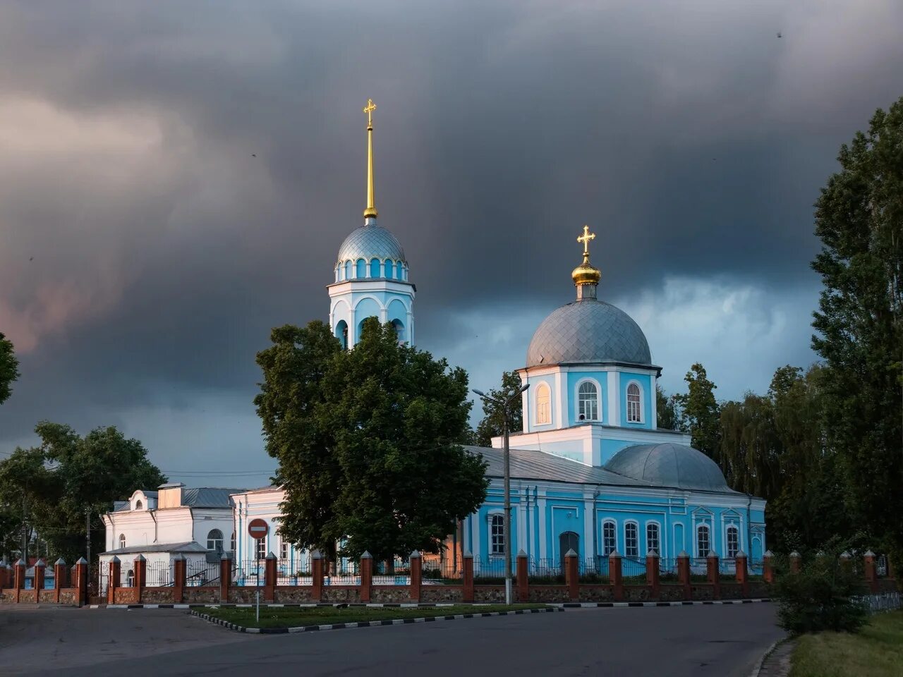 Село кромские быки. Монастырский храм. Николаевская церковь льгов. Банищи курская область. Кром быки льговский.
