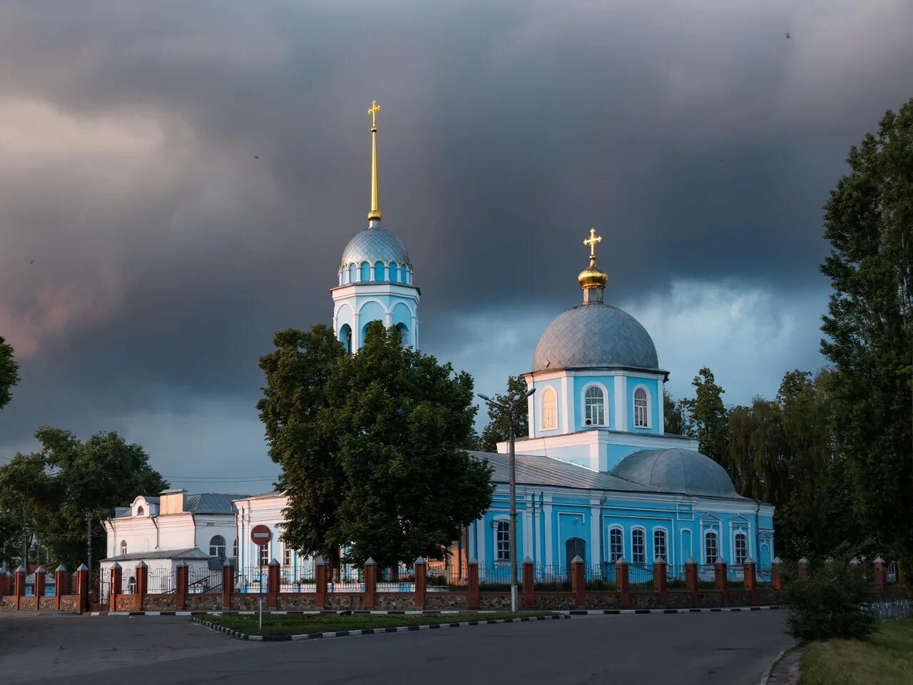 Храм курск сайты. Введенская Церковь (Курск). Храм в Кромах Орловской области. Введенский храм города Курска. Введенская Церковь Курск колокольня.