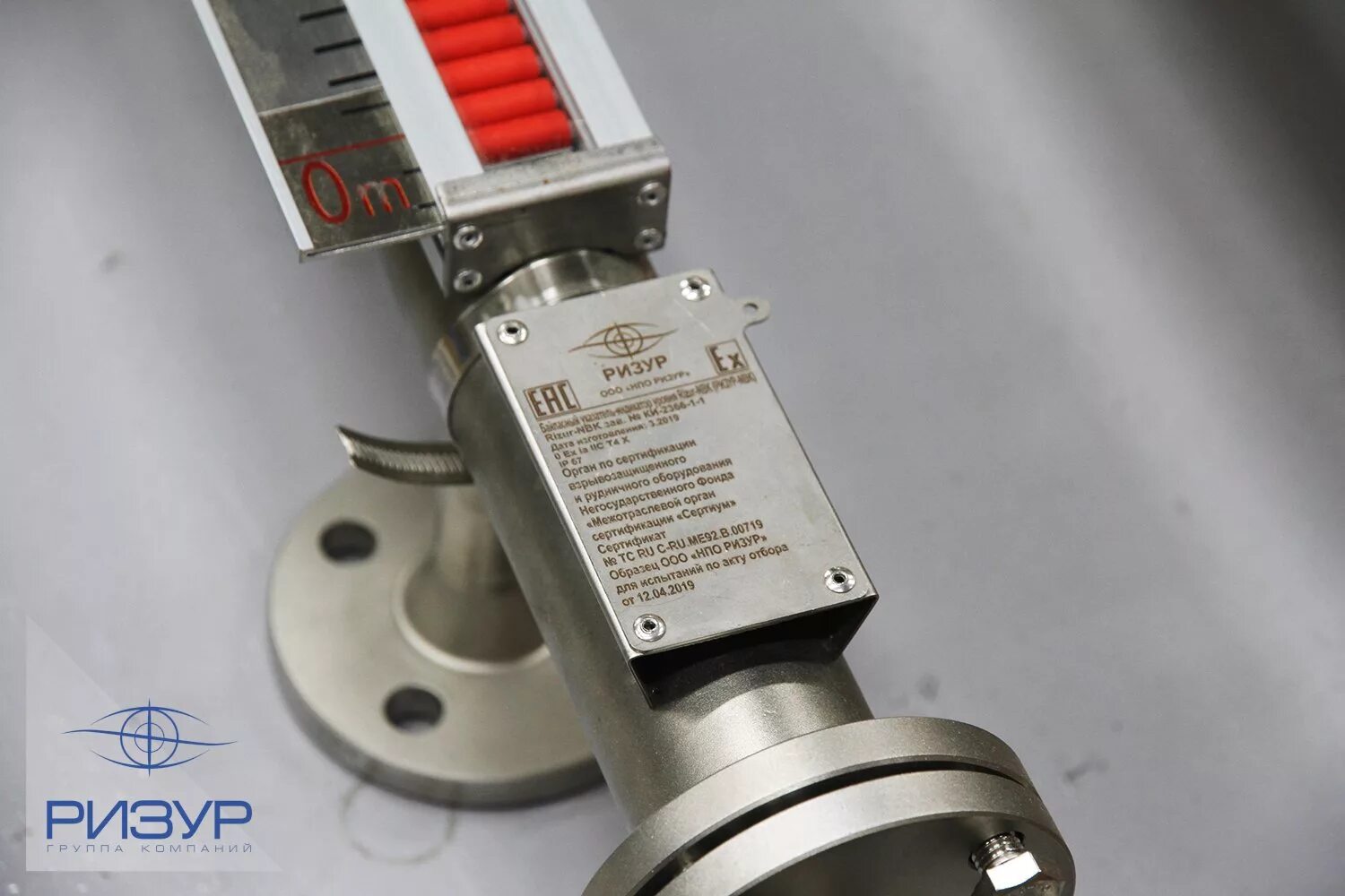 Байпасный указатель уровня кср. Байпасный указатель уровня жидкости. Магнитный байпасный уровнемер. Уровнемер - level gauge. Уровнемер поплавковый байпасный упб-50/40.