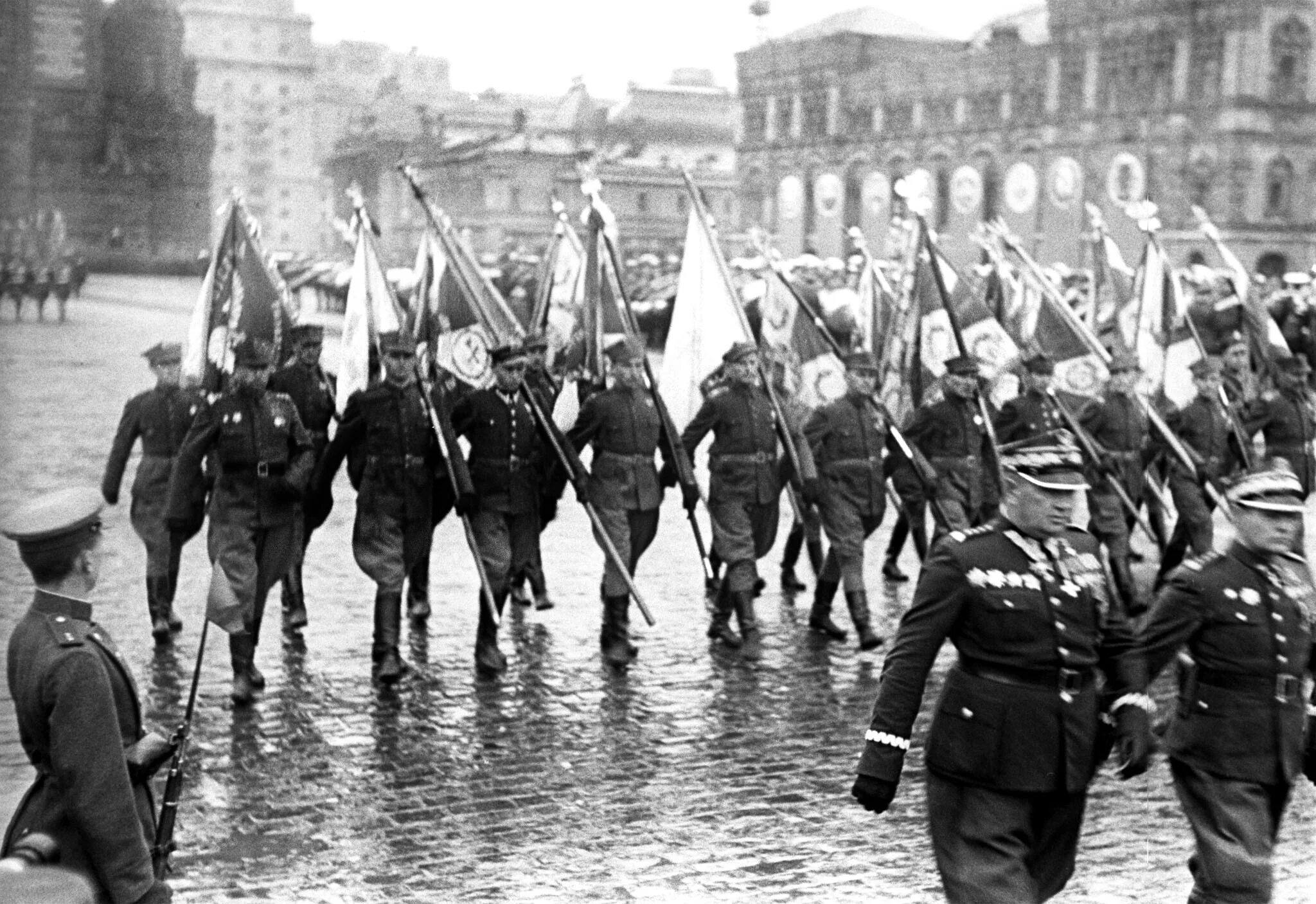 Первый парад победы. Парад Победы 24 июня 1945 года. Знаменосец на параде Победы в 1945 году. Войско польское парад 1945. Поляки на параде 1945.