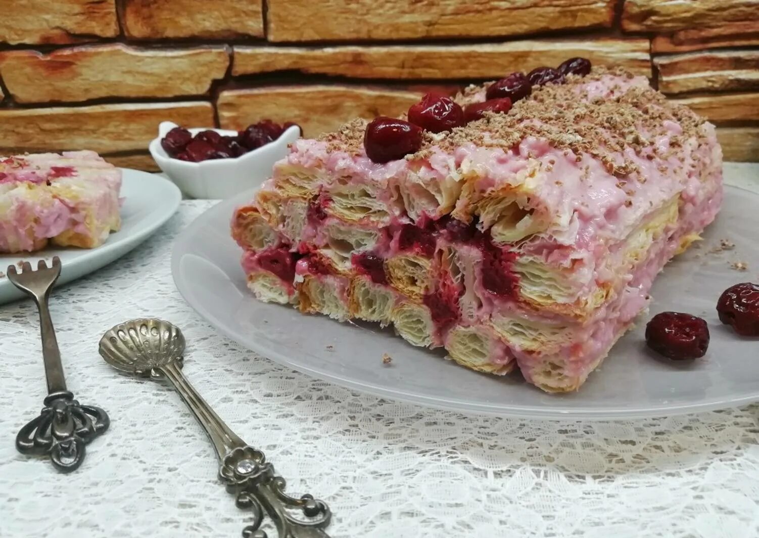 наполеон с вишней. вишневое вдохновение. наполеон с вишней баста. цугский вишнёвый торт. наполеон с шоколадным заварным.