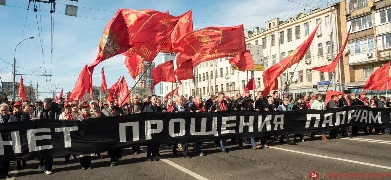 Октября верны. Жертвы октября 1993 останкино. события сентября - октября 1993 года в москве. митинг 1993 года в москве. октябрь 1993 митинг.