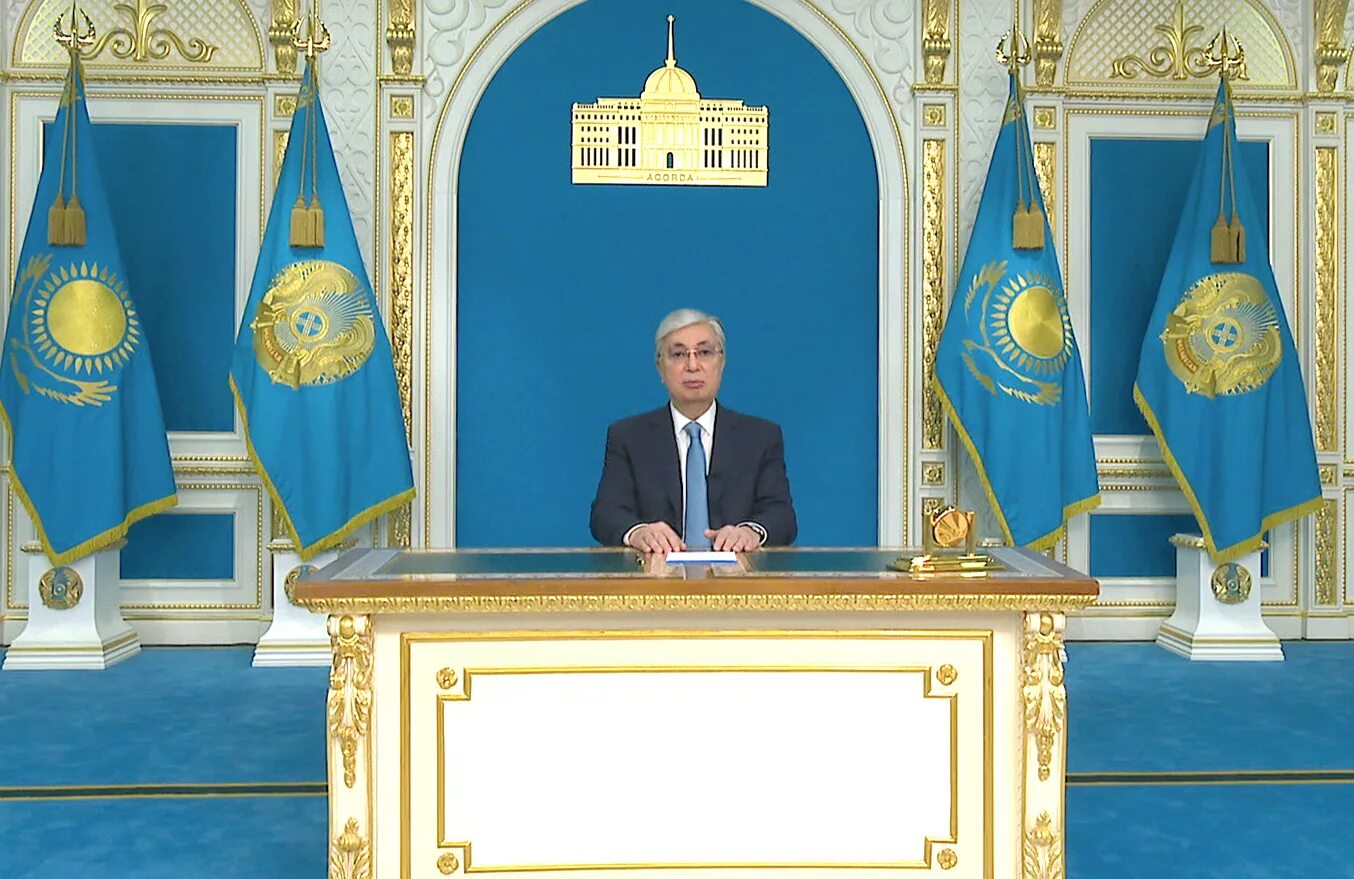 Президентская казахстана. Назарбаев Токаев Акорда флаг Казахстана. Токаев на фоне Казахстана.