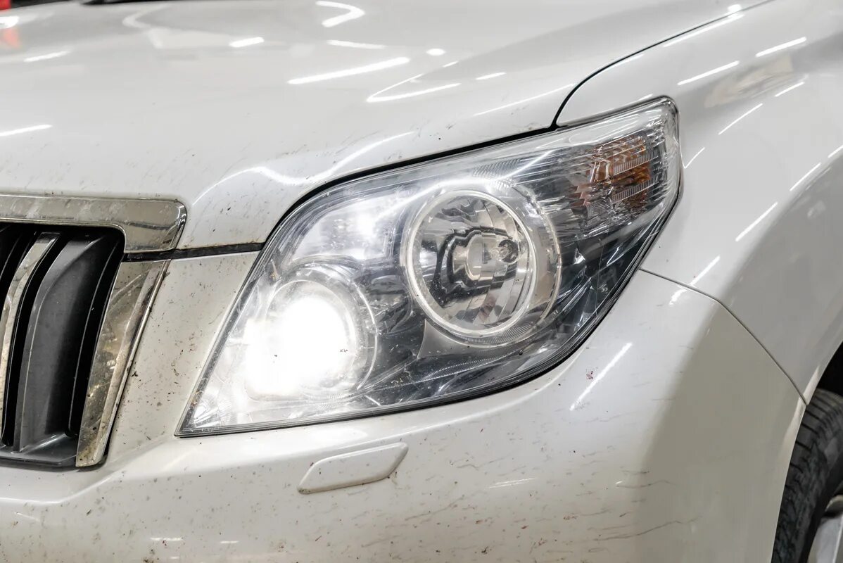 Замена ламп в ближнем свете Тойота Прадо 150 (Toyota Prado 150) - Установка Ксен