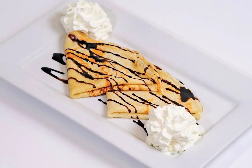 Блинчики с клубникой. Блинчики со сливками и клубникой. Блинчики со сливками. Блинчики со сливками. Блинчики с начинкой.