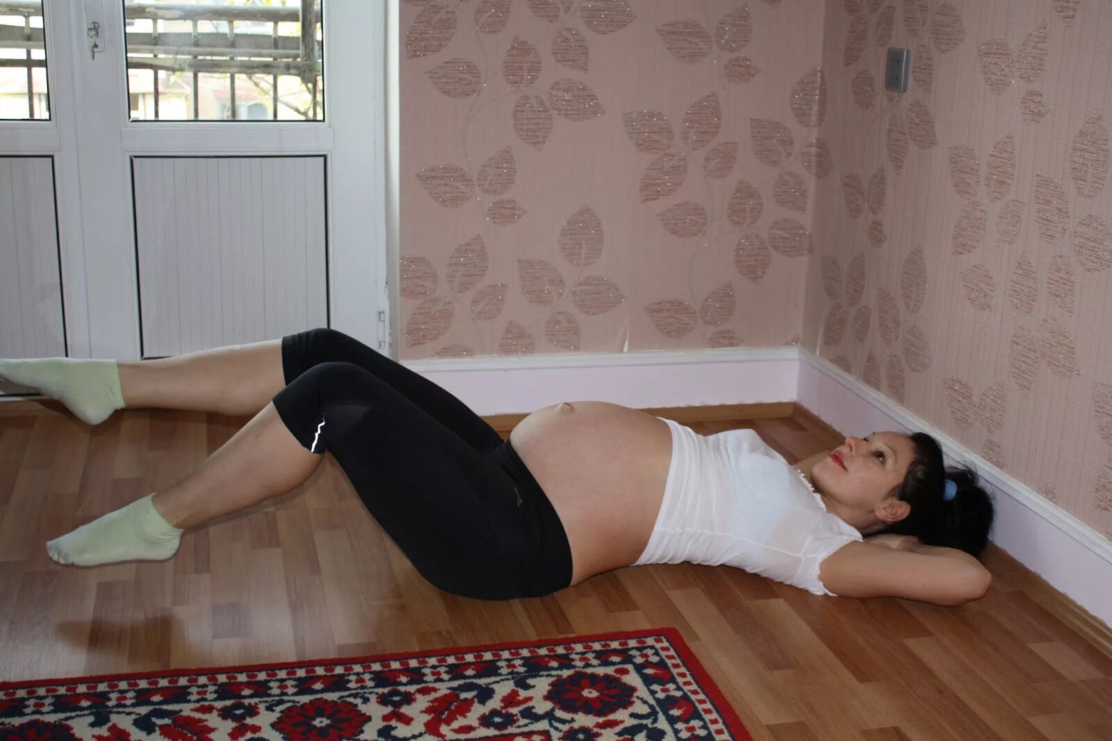 Упражнения для беременных лежа. Живот лежа на спине. Лежа на животе. Гимнастика для поясницы при беременности 3 триместр.