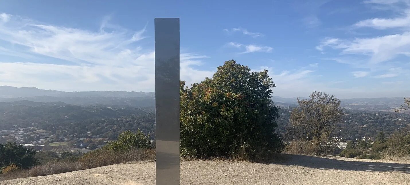 Столбы по миру загадочные. Металлический монолит в пустыне. Зеркальные монолиты в сша. Загадочные столбы в пустыне. Таинственный монолит штат юта.