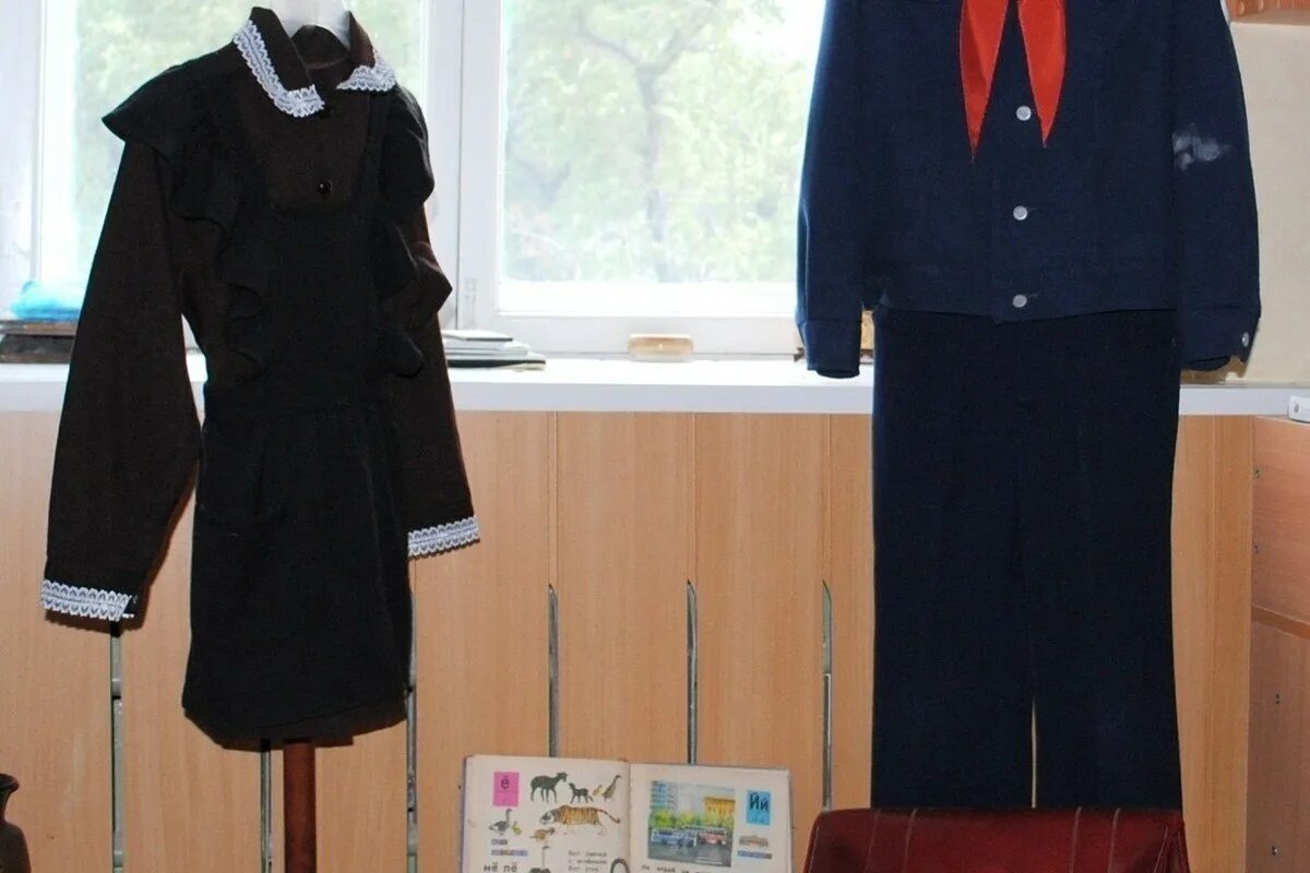 Школьная форма 1930. Школьная форма cccр. Школьная форма 1980. Школьная форма 20 20. Школьная форма 18 века в англии.