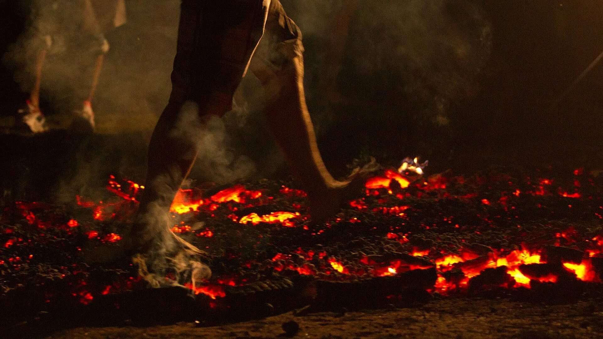 В огне том 1. Хождение по углям. Ходить по раскаленным углям. Танец на раскаленных углях. Ходить по углям босиком.