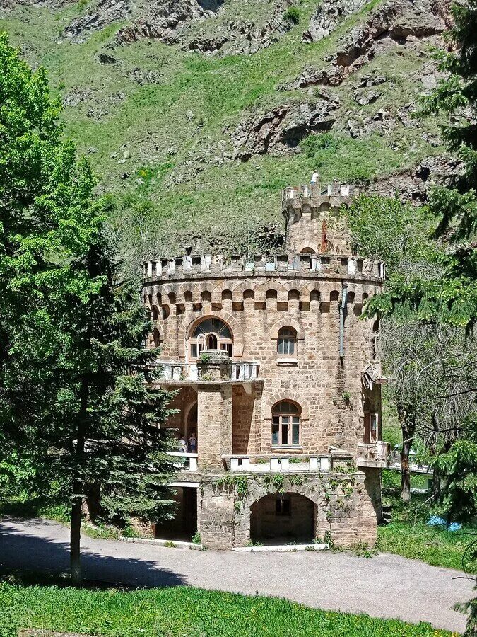 Нарзан кабардино балкария. Долина Нарзанов Кабардино-Балкария. Кисловодск заповедник Долина Нарзанов. Долина Нарзанов Кисловодск замок. Река Хасаут Долина Нарзанов.