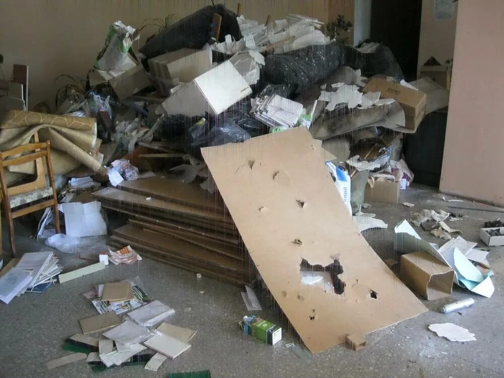 Утилизация столов. Утилизация мебели. Старая мебель разбитая. Мебель на помойке. Отходы пиломатериалов.