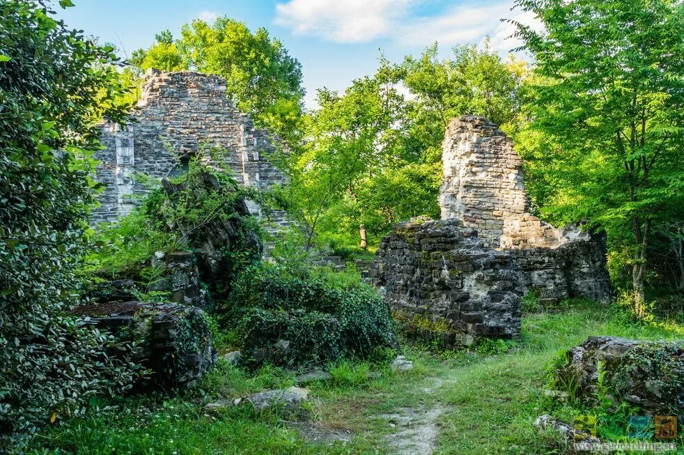 Лоо достопримечательности фото. Византийский храм в лоо. лооский храм лоо. византийский храм сочи. развалины византийского храма в лоо.