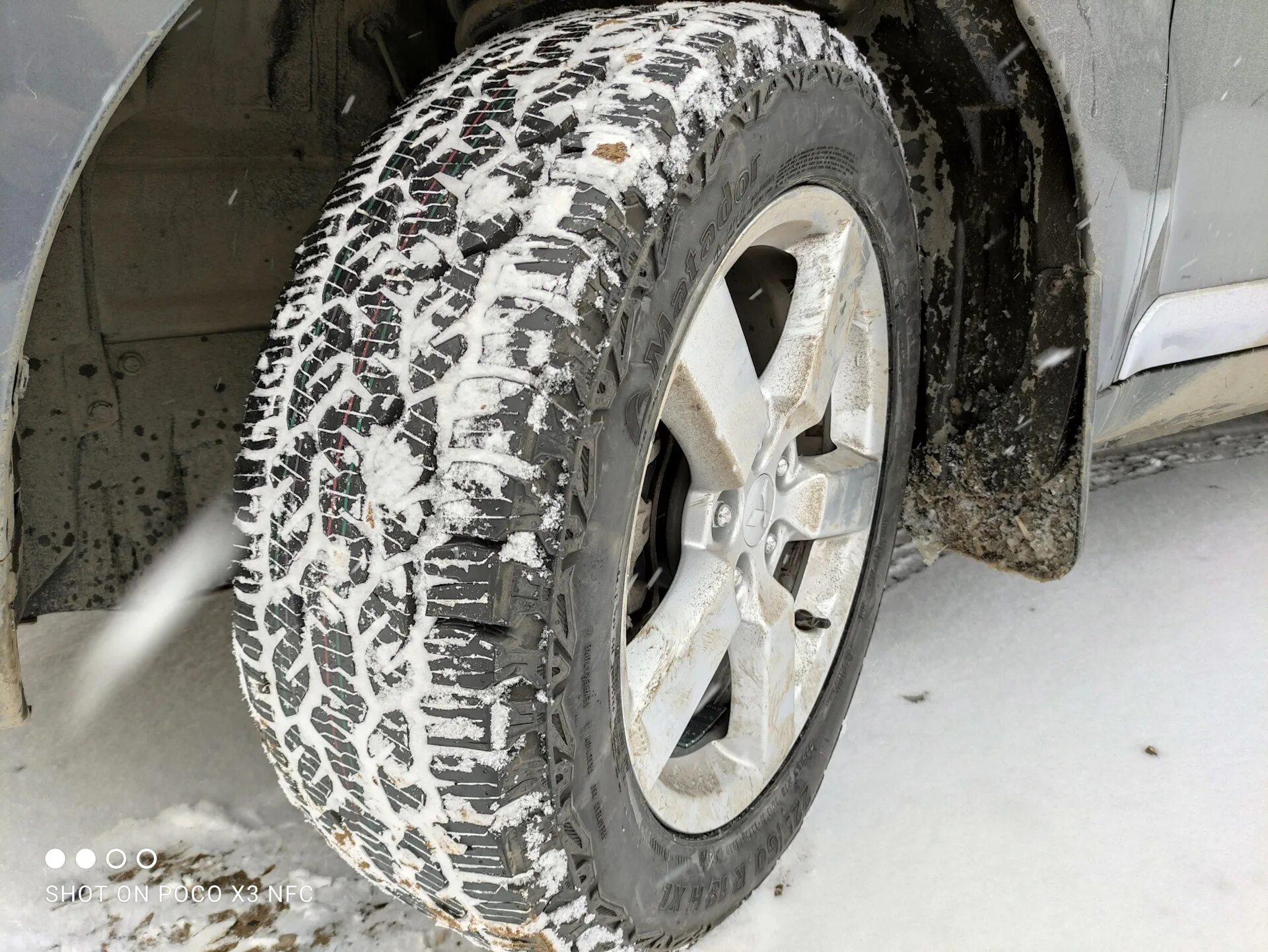 Резина нитто мт. Резина туарег r18. Шины ат 265/60 r18. 265/60r18 ат. Ат резина 215/65/16.