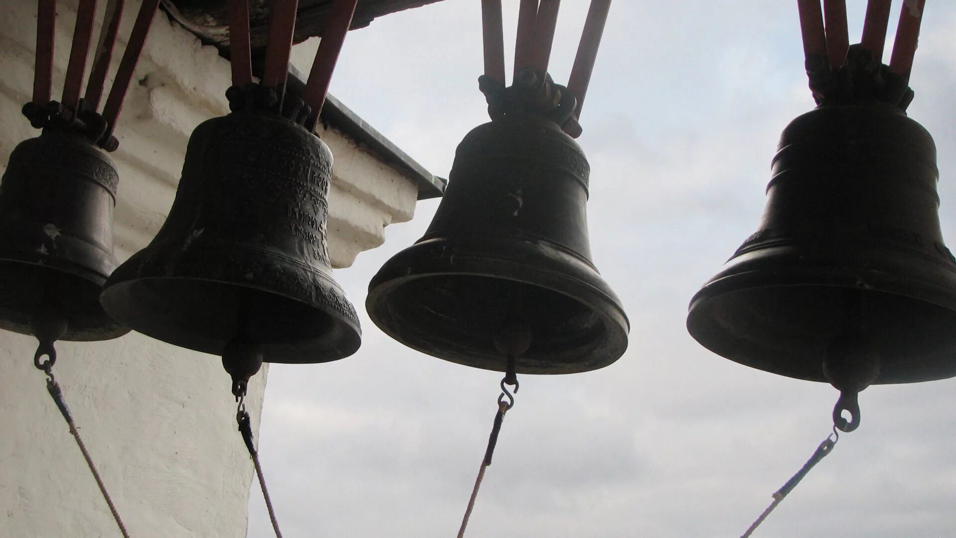 колокольный звон звонарь. звучащий как колокольчик. звонница православного храма. тихвин звонница колокола. великий колокольный звон благовест.