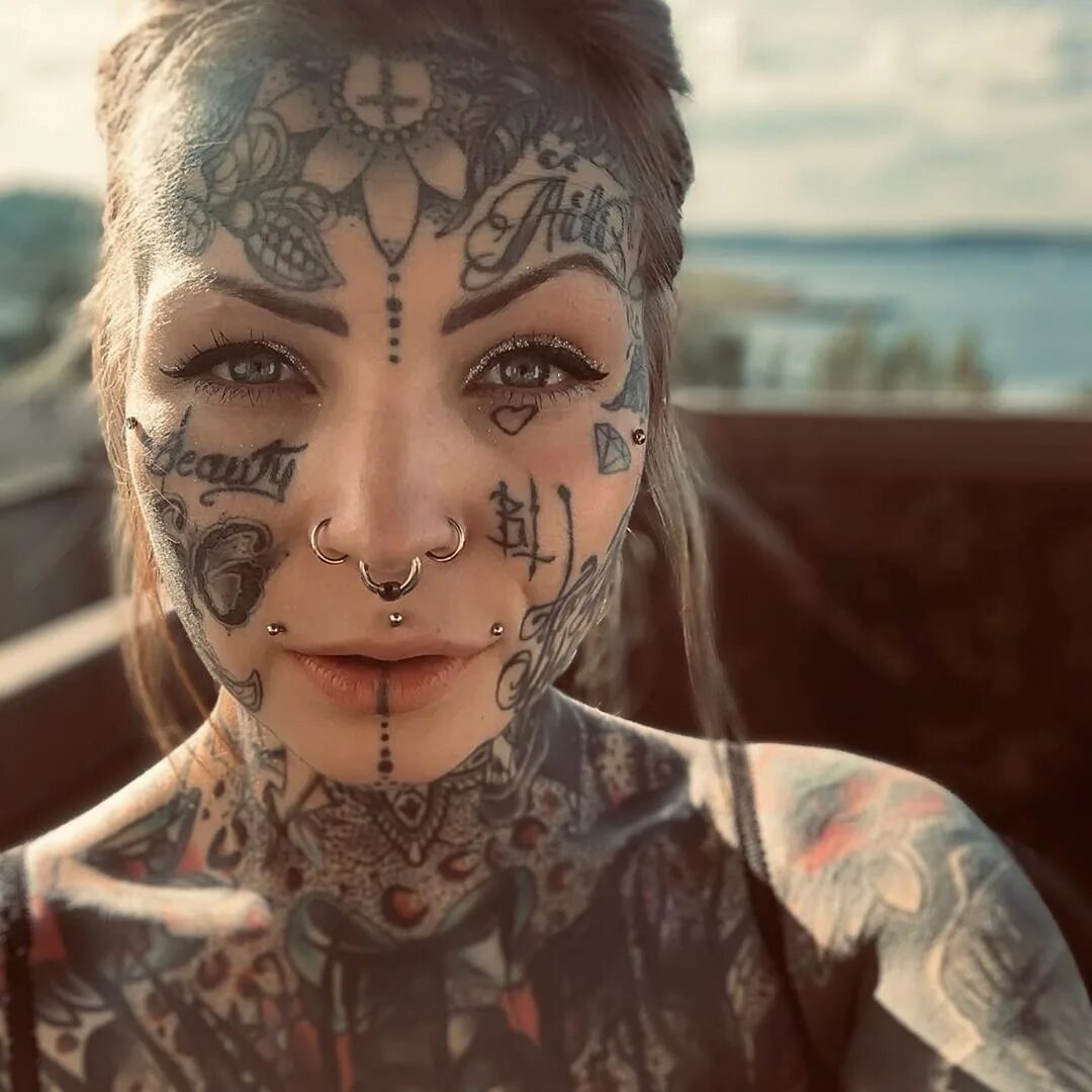 Тату на лице девушки
