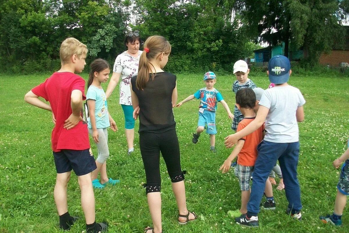 Игры на воздухе в лагере. Занятия на свежем воздухе для детей. Подвижные игры на воздухе. Игры с детьми на свежем воздухе летом в лагере. Занятия для детей на свежем воздухе летом.