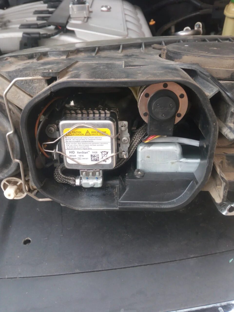 Поменять лампочку туарег. Поменять лампочку туарег. Лампочка ближнего света фольксваген туарег 2004 года. Замена птф туарег. Лампа ближнего света фольксваген туарег 2004.