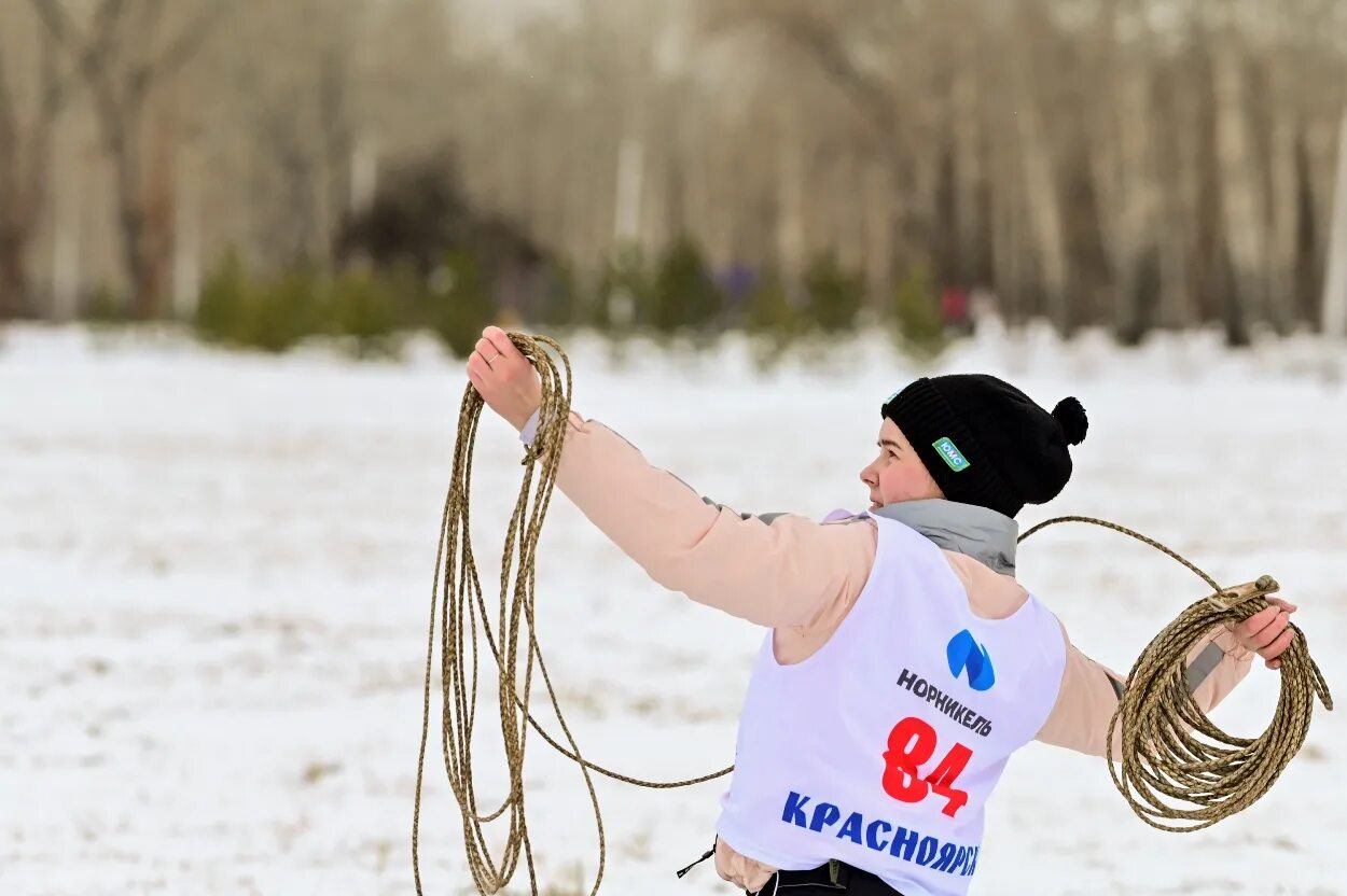 Нарты Северное многоборье. Тройной национальный прыжок Северное многоборье. Северное многоборье топор. Метание топора на дальность Северное многоборье. Виды спорта в северном многоборье