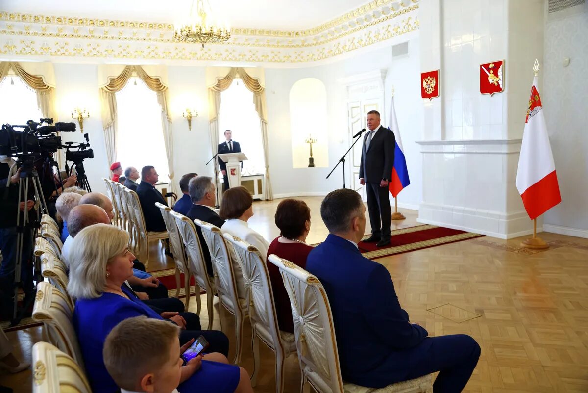 Награждение государственными наградами. Фото в преддверии дня России вологжанам вручили награды губернатор. Награждение у губернатора Астраханской области к Дню России. Вручения наград участникам сво Меликов.