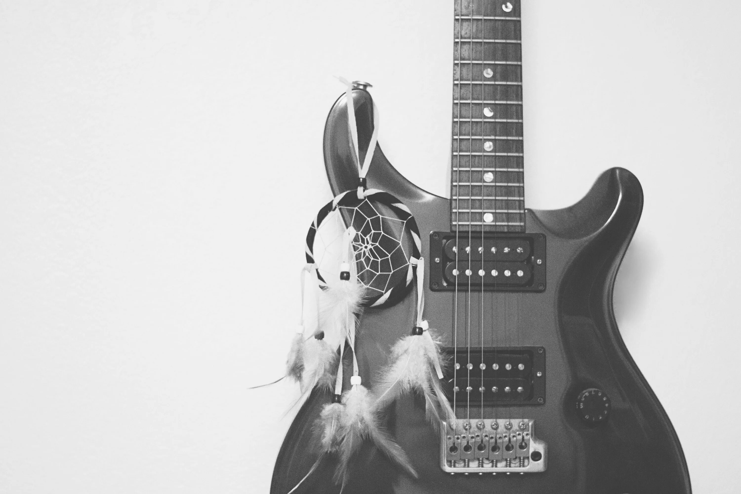 Рок звучание. Красивые электрогитары. Гитара фон. Электрогитара черно белая. Черная гитара.