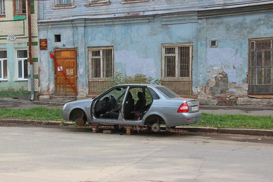 Автохлам. Парковочный карман. Автомобиль стоит без движения во дворе. Автомобиль стоит без движения во дворе. Автомобиль стоит без движения во дворе.