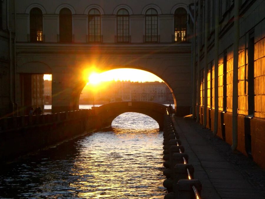 Блик от металла. Парафар лого. Ночные прогулки по рекам и каналам санкт-петербурга. Блик санкт. Канал зимняя канавка.