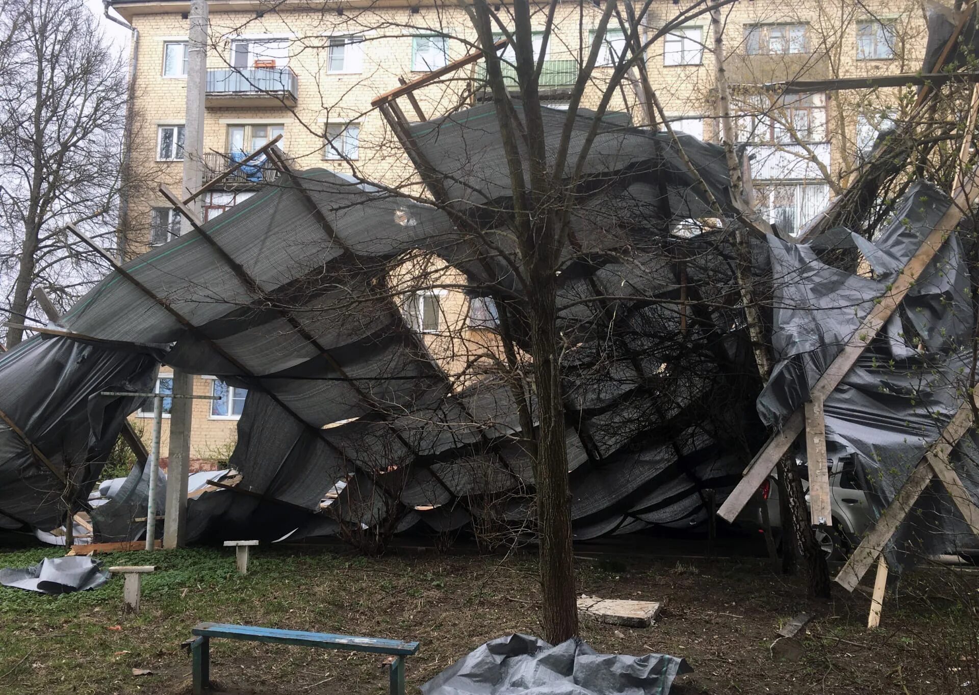 Снесло крышу ветром. Снесло крышу дома. Ветер сорвал крышу дома. Ветер на кровлю. Сорвало крышу ветром