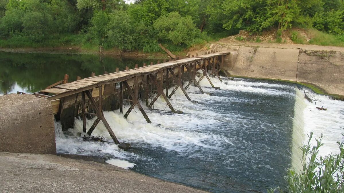 Люди перегородили реку большой плотиной вода