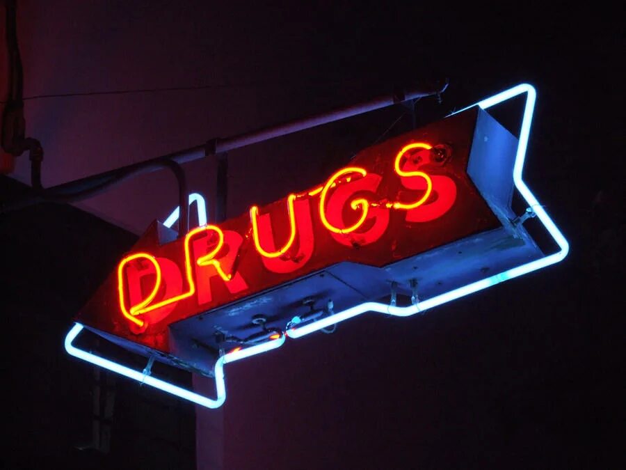 Неоновый друг. Drugs неон. Вывеска drugs. Drugs Neon sign.