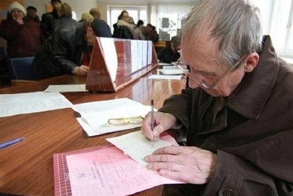 Субсидии пенсионерам краснодарский край. Девушка из рекламы втб карта для пенсионеров. Субсидии фото. Субсидия для оплаты коммунальных услуг для пенсионеров инвалидов. Налогообложение для пенсионеров.