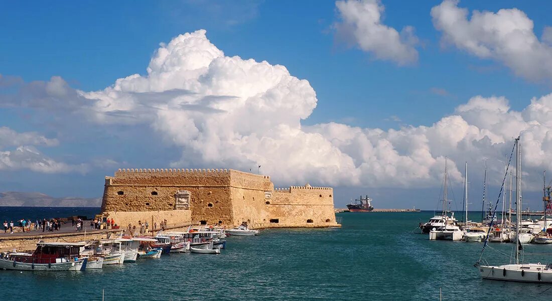 Остров Крит Ираклион. Heraklion Греция. Ираклион Крит достопримечательности. Памятник Ираклиона остров Крит.