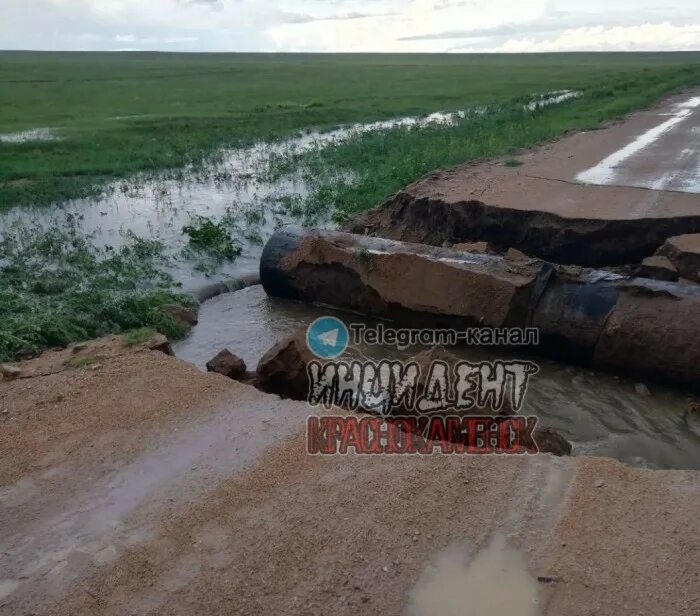 Дорогу размыло дождем так что по краям