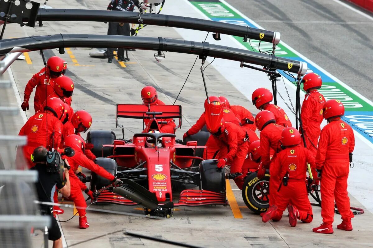 Что такое пит стоп. Sebastien vettel 2025. f1 pit stop. ferrari f1 пит стоп. scuderia ferrari pitstop.