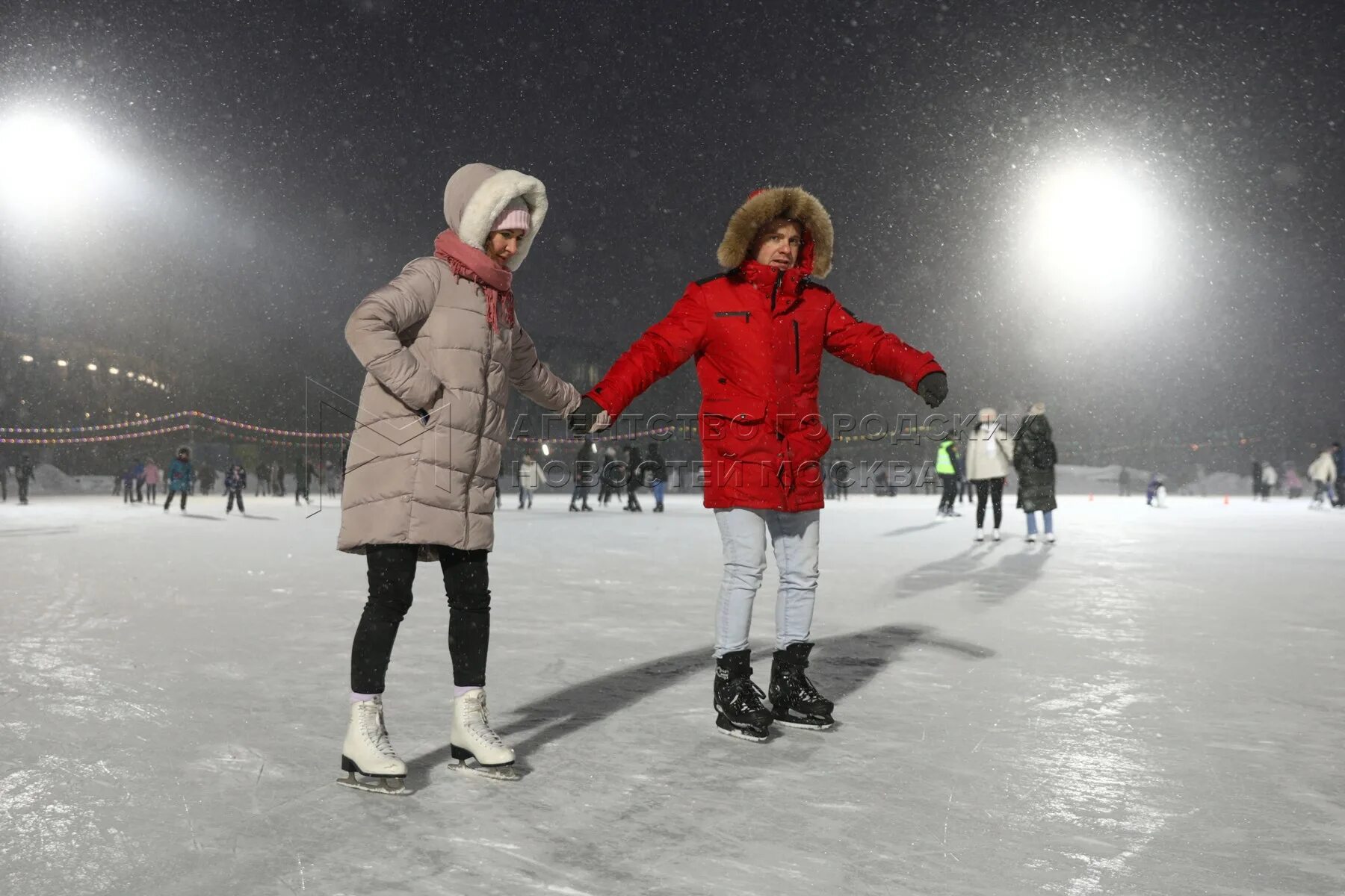 Каток в питере. Зимой в городе было 36 открытых катков а катков с искусственным. Выходной день на катке. Каток закрыт из за погодных условий. Каток.