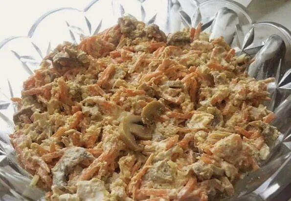 Корейская морковь курица шампиньоны. Салат курица шампиньоны корейская морковь. корейский салат с личинками. пицца восточная с корейской морковкой фото. курица гриль корейская морковь картошка стружкой рецепт.