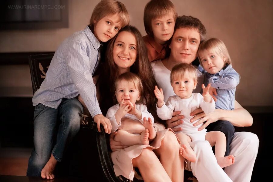 семья ивановых из пяти человек проживала. семья с тремя детьми. красивая семья. фотопортрет семьи. счастливая семья.