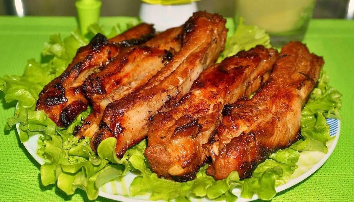 Как быстро и вкусно приготовить свиные ребра. Рёбрышки в соево-медовом соусе в духовке. жареные ребра в духовке. рёбрышки свиные в духовке. свиные ребра в медово соевом соусе в духовке.