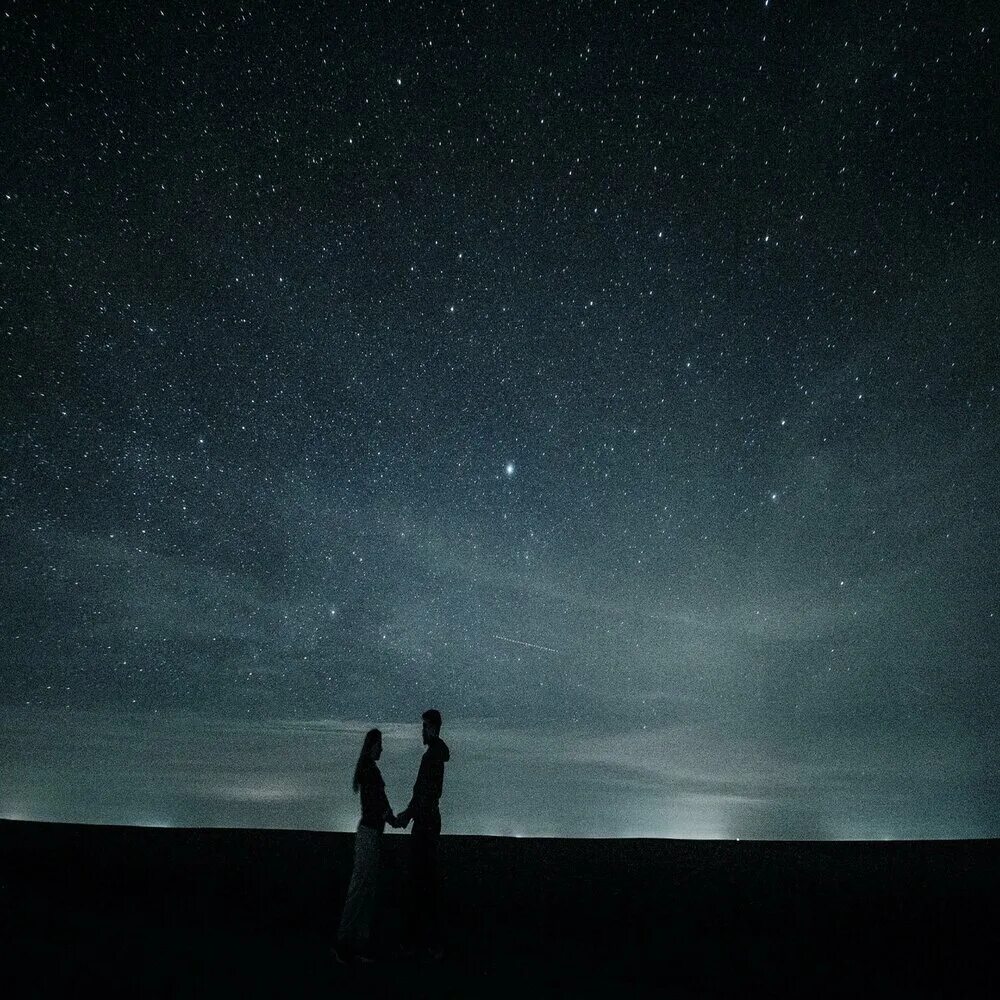 Под звездным небом. Ночное небо со звездами. Ночное небо романтика. Пара на фоне звездного неба.