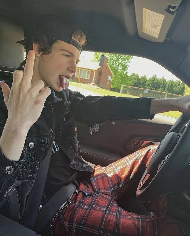 Рождённая луной макс фолл. Пейтон и его парень. Файнал фэнтези 15 игнис. Клауд страйф. Final fantasy 15 персонажи ноктис.