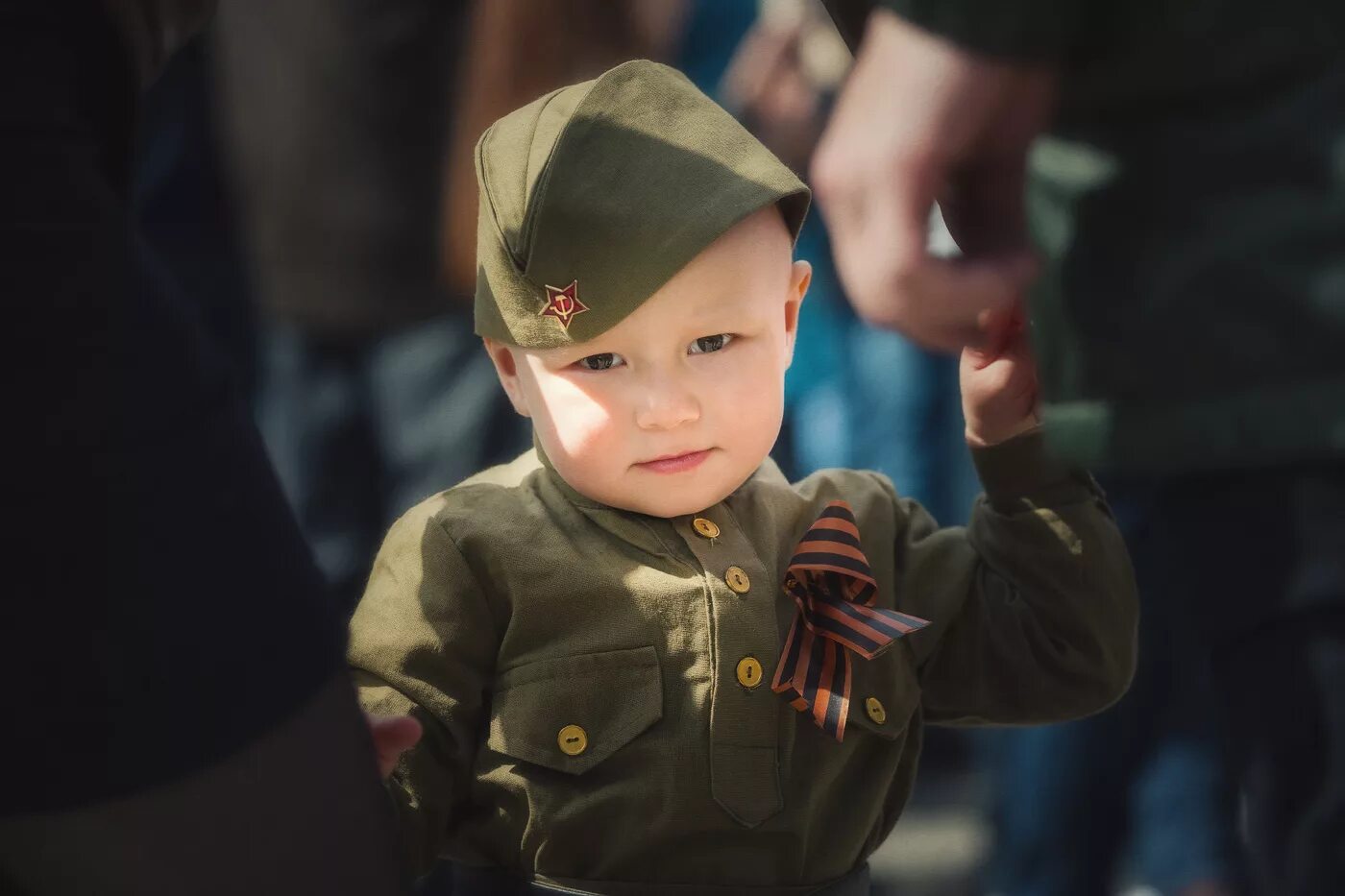 Дети в военной форме. Малыш в военной форме. Маленькие дети в военной форме. Мальчик в военной форме.