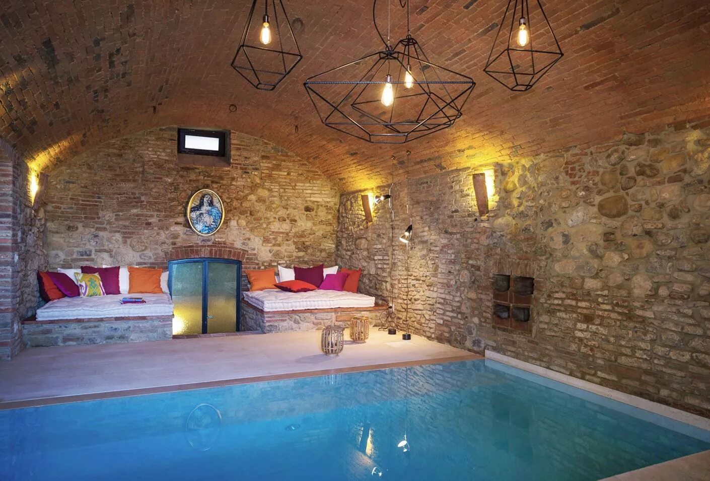 Бассейн в доме. Отделка помещения бассейна. Бассейн в цоколе. Баня с бассейном в подвале. Бассейн в доме.