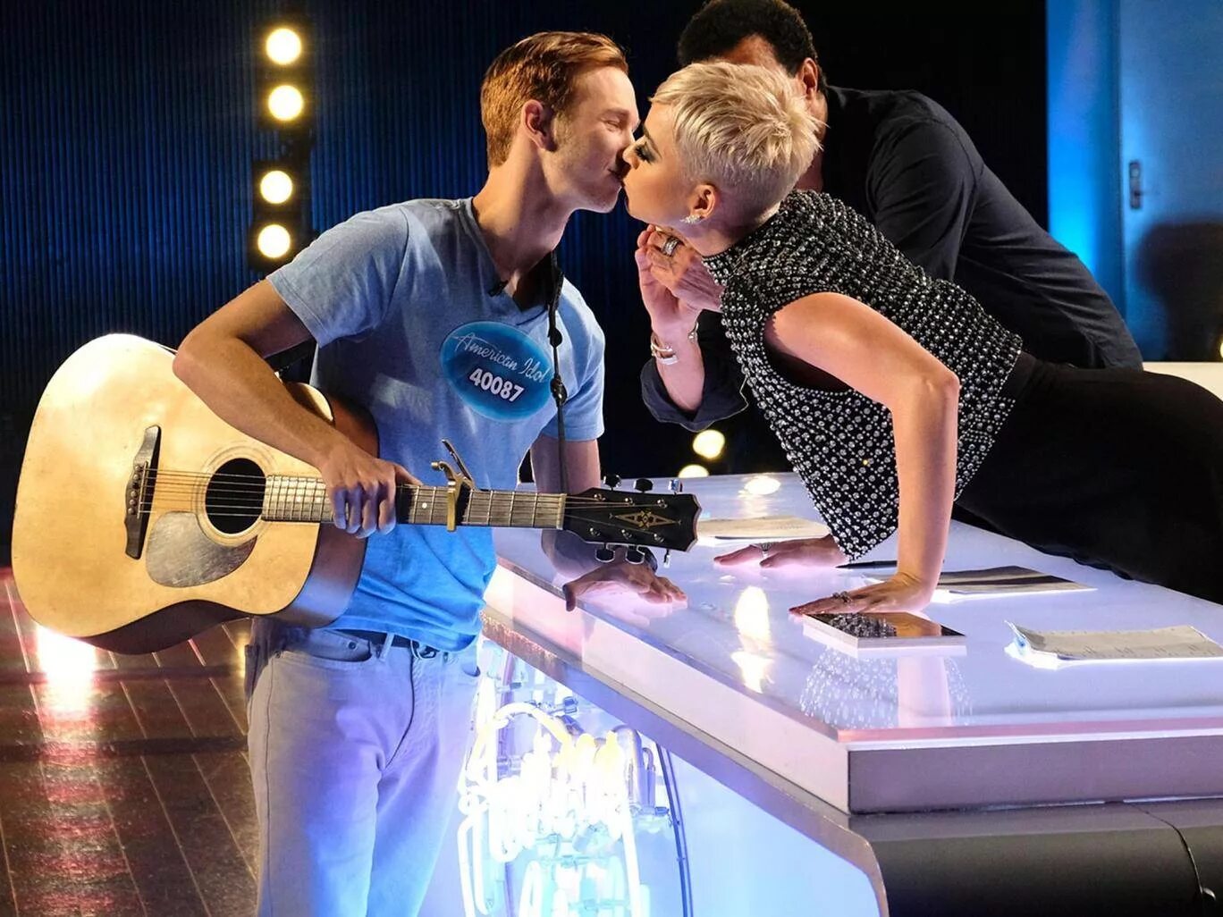 На шоу талантов парень. Гибкий негр в шоу талантов. На шоу талантов парень. Tolan show певец. На шоу талантов парень.