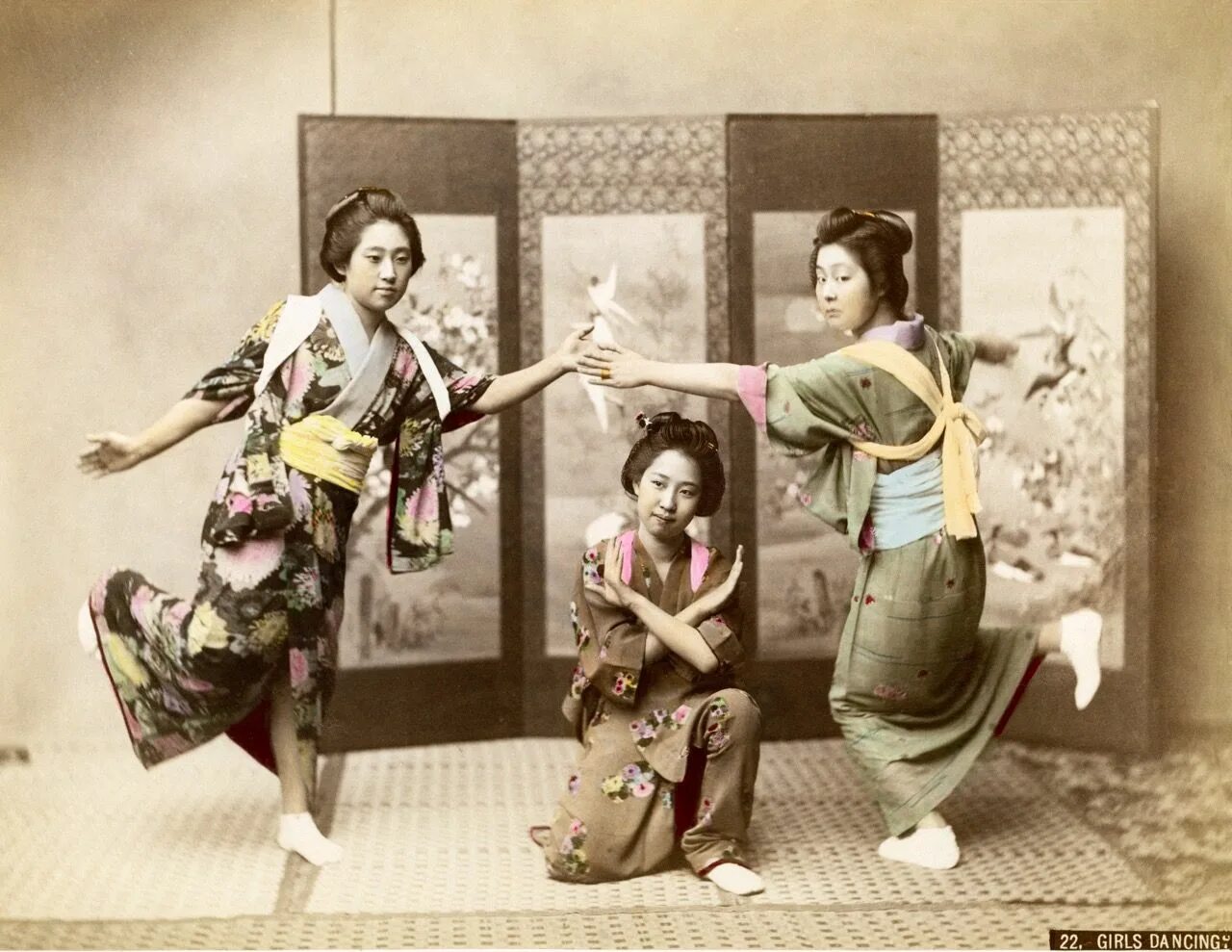 Старые японские танцы. Танец японских девушек. Японские танцы традиционные и современные. Гейши кабуки токио. Театр кабуки танец.